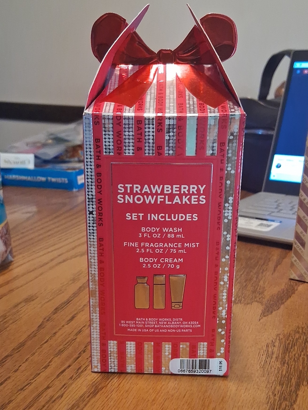 Bath & Body Works Strawberry Snowflakes Gift Set - Red & Silver